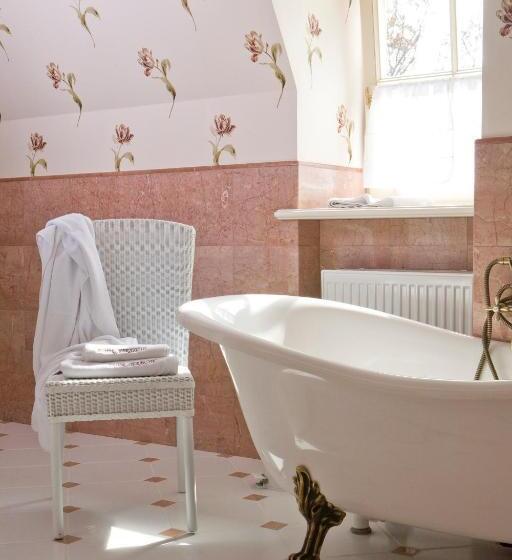 Люкс, Dwór Sieraków