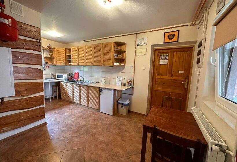 四人标准间, Farma Albert Korzenie