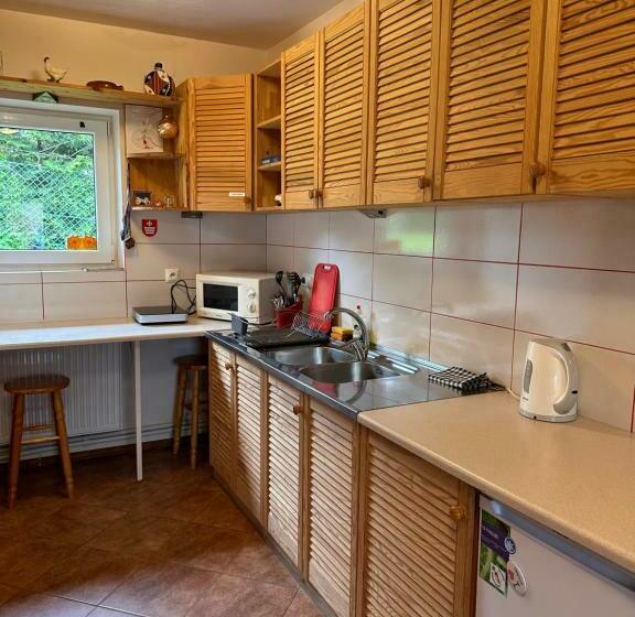 四人标准间, Farma Albert Korzenie