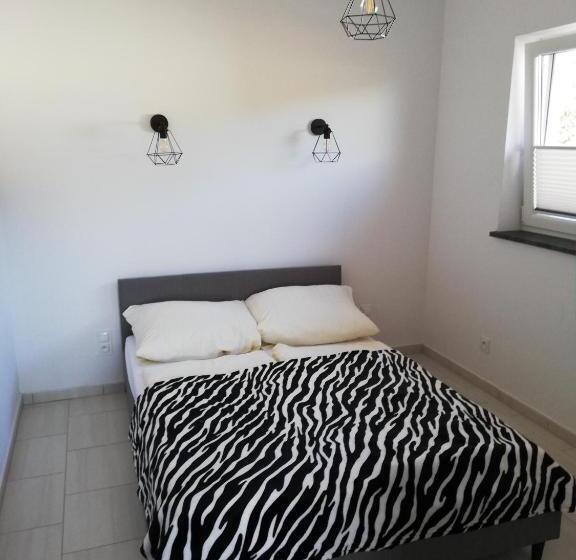 带2个卧室的标准洋房, Brydar With Sauna, Swimming Pool And Jacuzzi