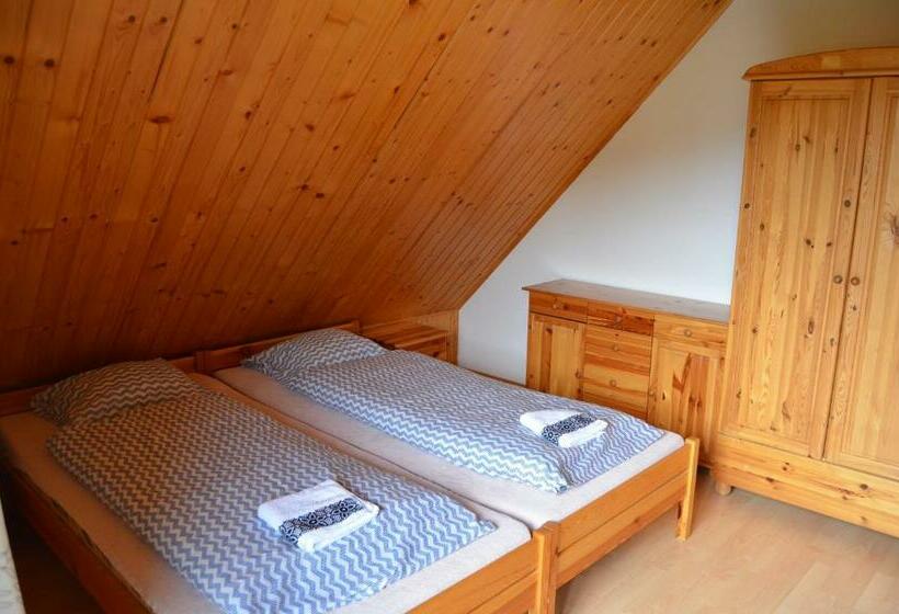 חדר סטנדרטי לארבעה עם חדר אמבטיה משותף, Jałowcówka Centrum Aktywności Psychoruchowej