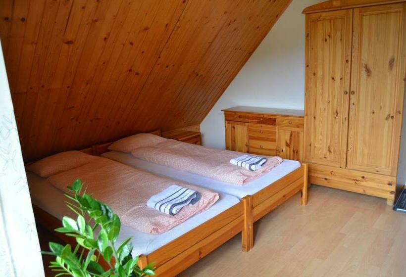 חדר סטנדרטי לארבעה עם חדר אמבטיה משותף, Jałowcówka Centrum Aktywności Psychoruchowej