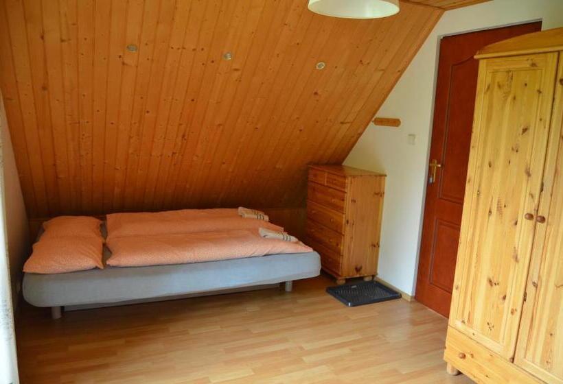 חדר סטנדרטי לארבעה עם חדר אמבטיה משותף, Jałowcówka Centrum Aktywności Psychoruchowej