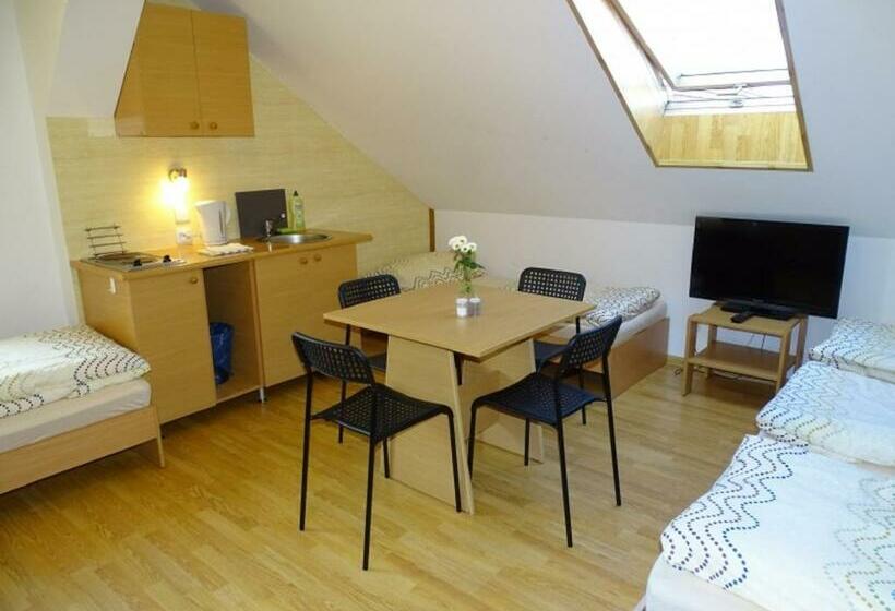 חדר משפחתי, Noclegi Marek I Karolina