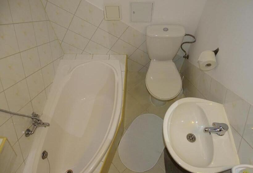 חדר סטנדרט לשלושה, Noclegi Marek I Karolina