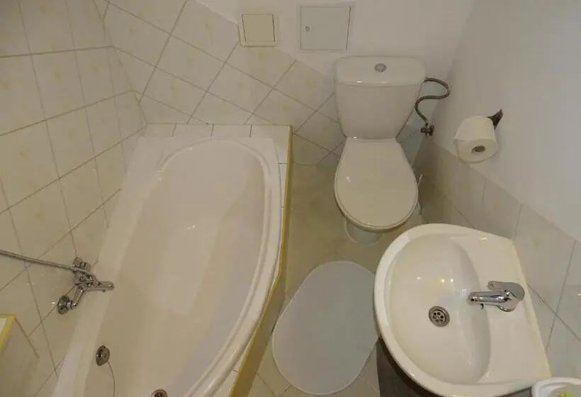 Standard Kolmen Hengen Huone, Noclegi Marek I Karolina