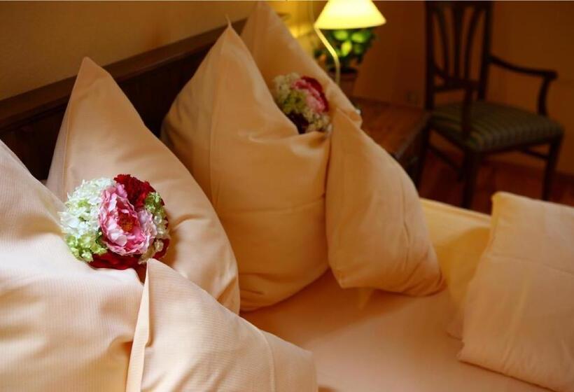 استودیوی لوکس, Oasis Resort & Spa