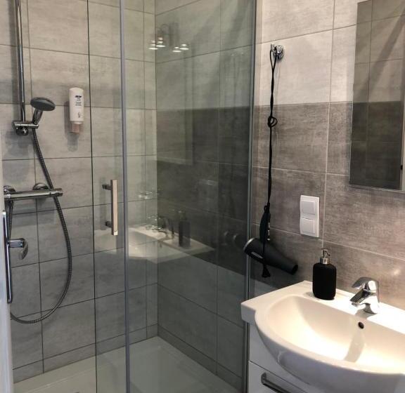 اتاق خانوادگی با چشمانداز کوه, Poncyljuszówka