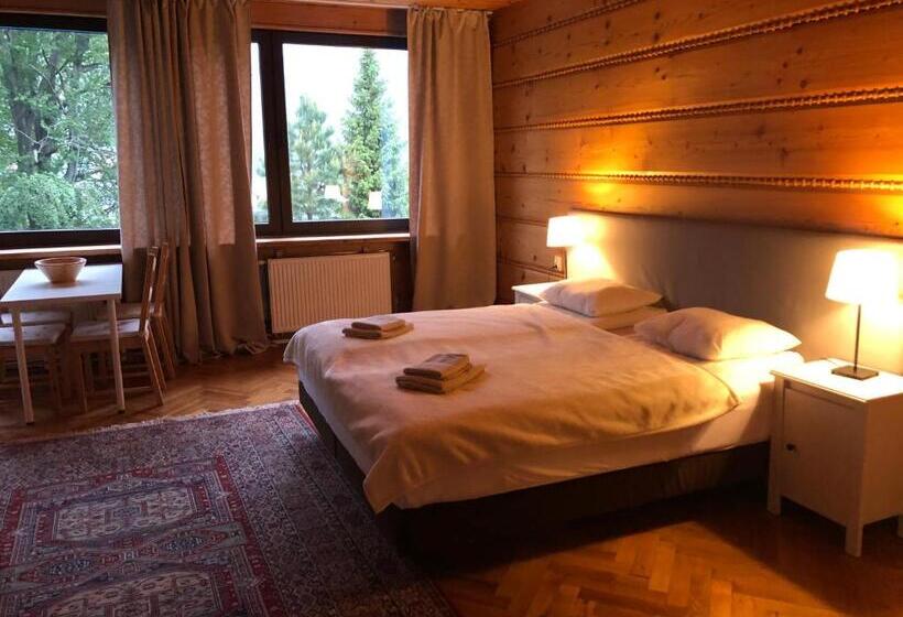 اتاق خانوادگی با چشمانداز کوه, Poncyljuszówka