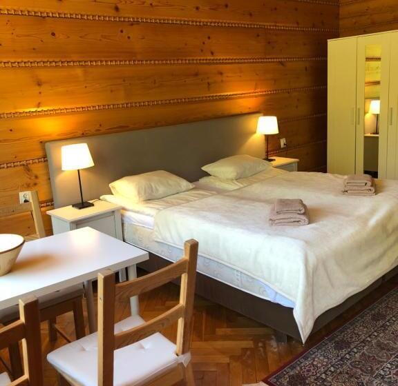 اتاق خانوادگی با چشمانداز کوه, Poncyljuszówka