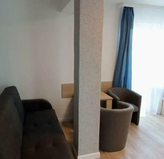 Standard Neljän Hengen Huone Parveke, Villa Selavi