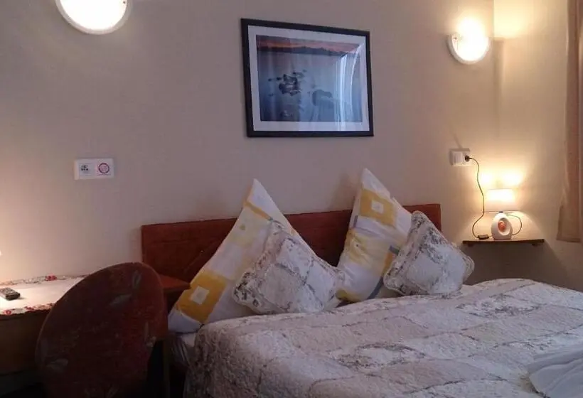 Economy Triple Room, Villa Sorento