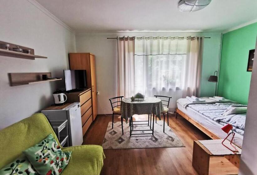 اتاق استاندارد سه نفره, Willa Majfill