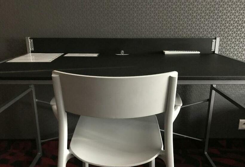 اتاق استاندارد با سرویس بهداشتی مشترک, Loft Car Factory