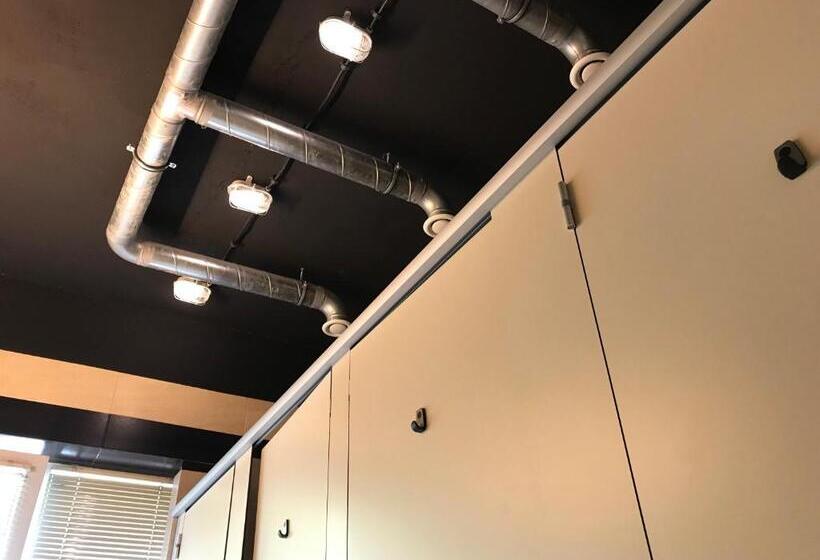 اتاق استاندارد چهارنفره با سرویس بهداشتی مشترک, Loft Car Factory