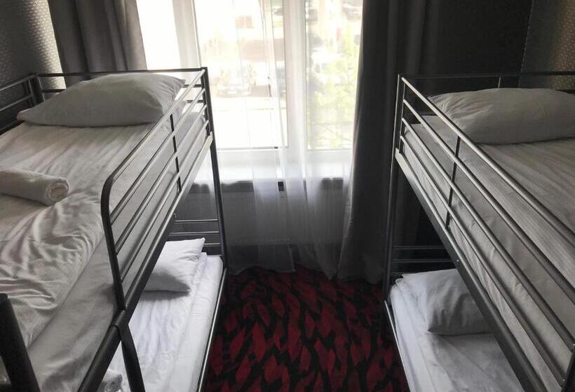 اتاق استاندارد چهارنفره با سرویس بهداشتی مشترک, Loft Car Factory