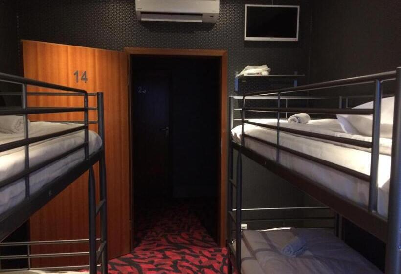 اتاق استاندارد چهارنفره با سرویس بهداشتی مشترک, Loft Car Factory