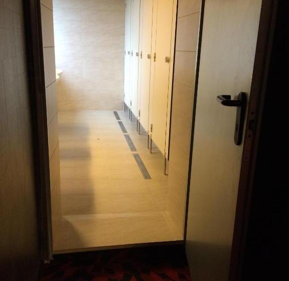 اتاق استاندارد چهارنفره با سرویس بهداشتی مشترک, Loft Car Factory