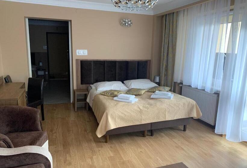 استودیوی سوپریور, Stratos