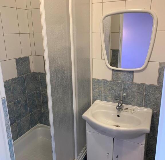 اتاق استاندارد سه نفره, Willa Karla