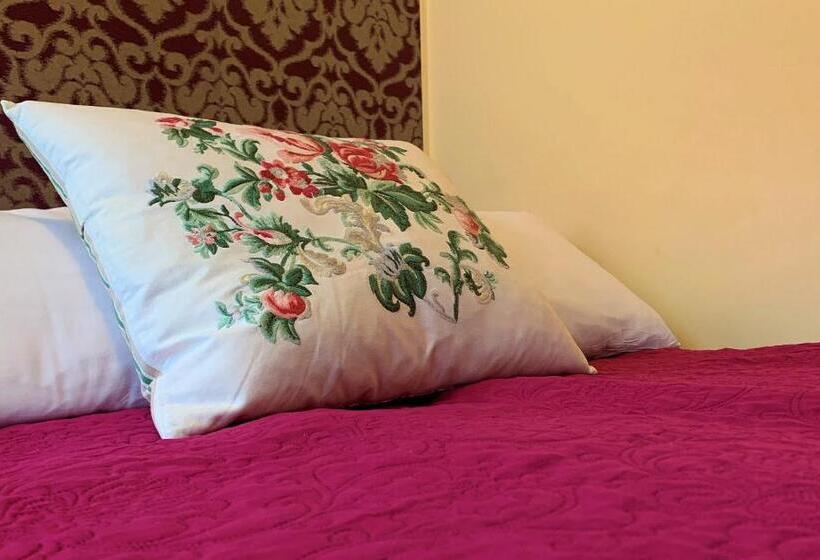 اتاق استاندارد سه نفره, Willa Karla