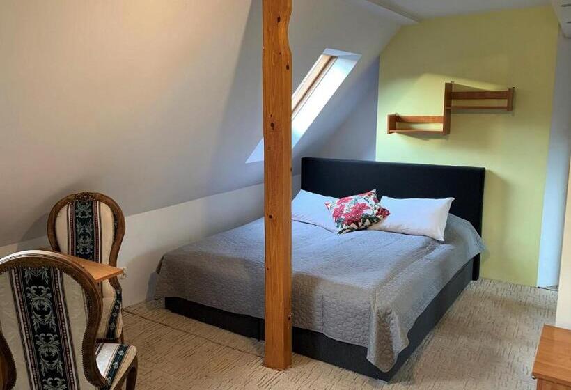 اتاق استاندارد سه نفره, Willa Karla