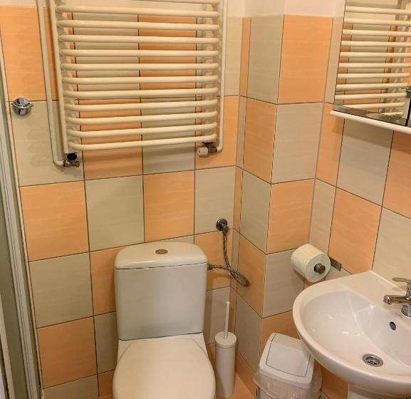 استودیو خانوادگی, Willa Karla