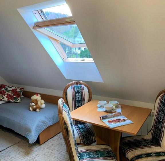 اتاق استاندارد سه نفره, Willa Karla