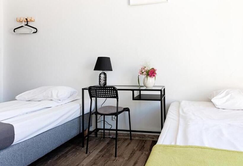 Номер Стандарт, Hostel Królewska