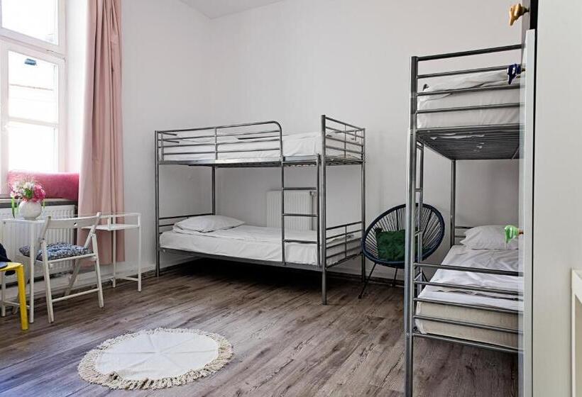 اتاق خانوادگی, Hostel Królewska