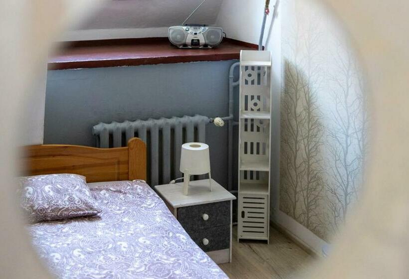 اتاق استاندارد یک نفره, Hostel Universus