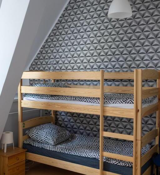 تختخواب در اتاق مشترک, Hostel Universus