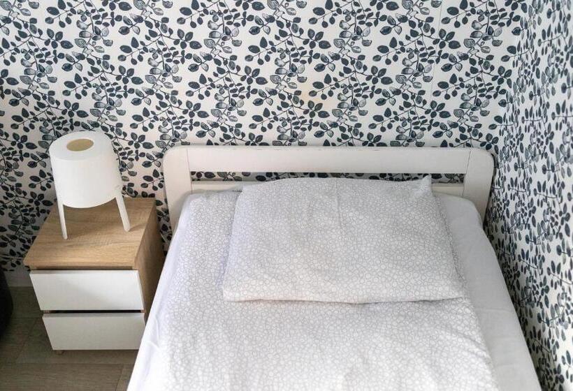 Номер Стандарт, Hostel Universus