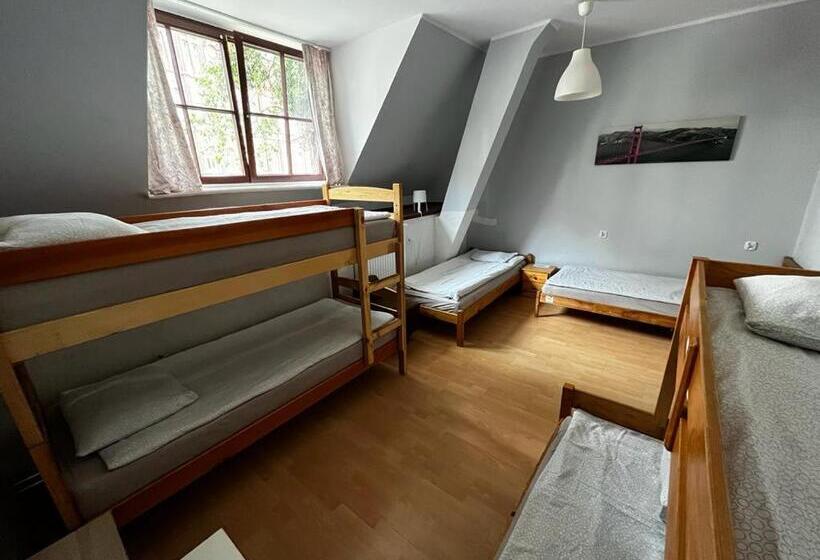 Семейный Номер, Hostel Universus