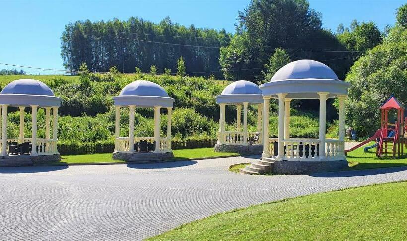 غرفة قياسية ثلاثية, Dwór Maria Antonina