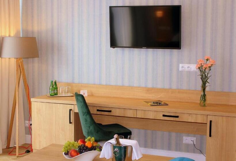 수피리어 스튜디오, Echo