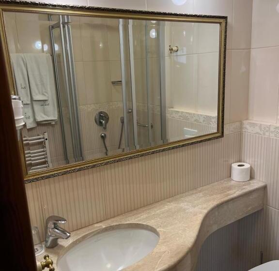 اتاق اکونومی, Villa Bohema