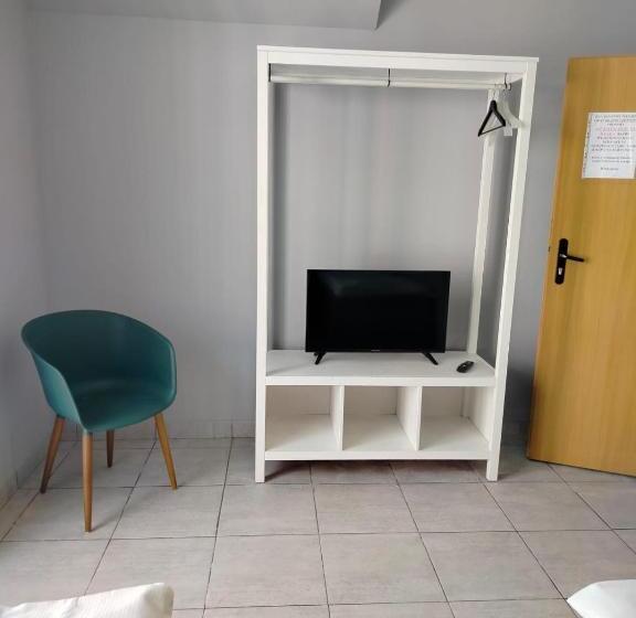 اتاق استاندارد سه نفره, Minihostel żary