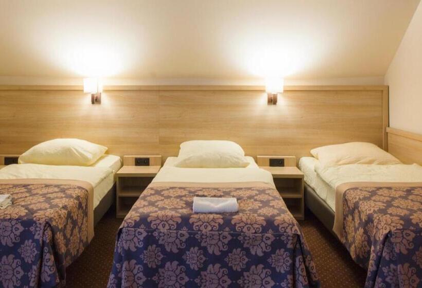 غرفة قياسية ثلاثية, Motel Db2000