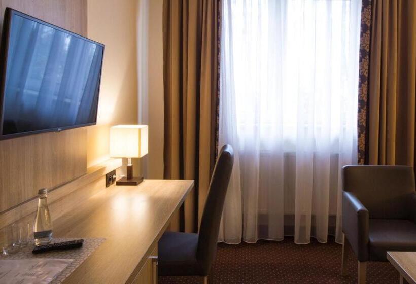 غرفة قياسية ثلاثية, Motel Db2000