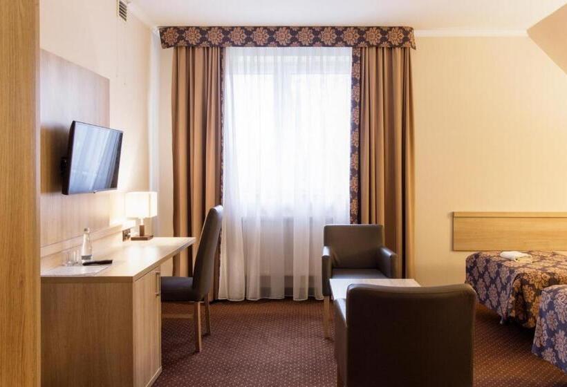 غرفة قياسية ثلاثية, Motel Db2000