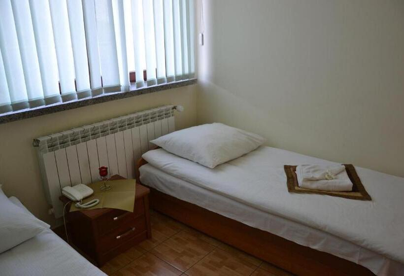 이코노미 룸, Zajazd Kwadrat