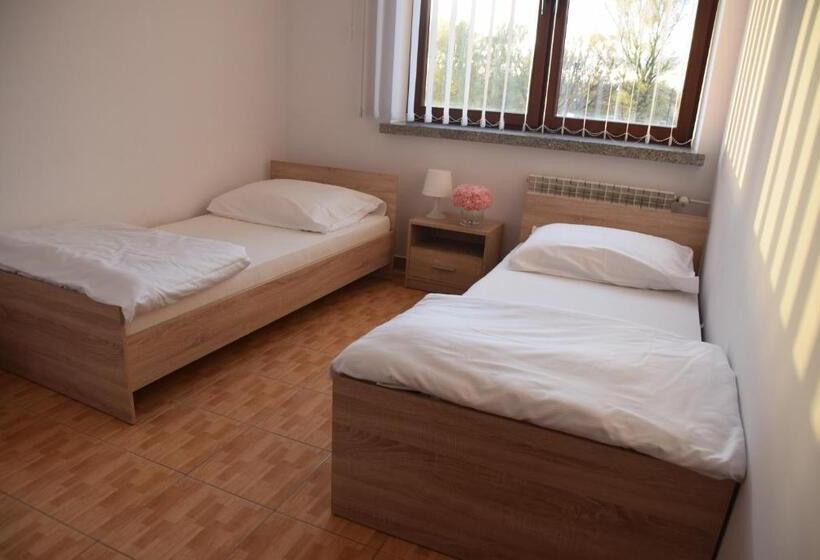 ファミリーステューディオ, Zajazd Kwadrat