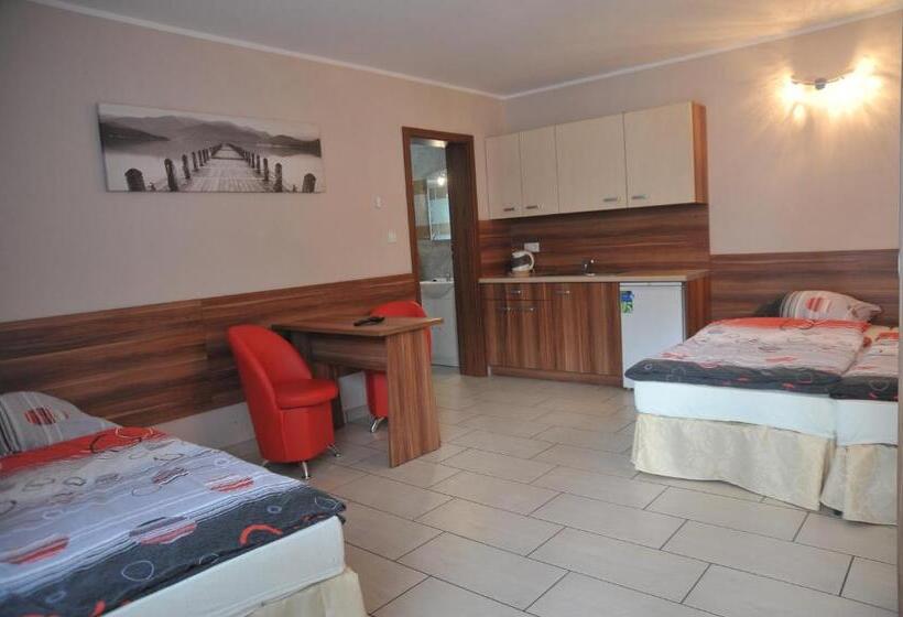 חדר סטנדרט לשלושה, Oaza