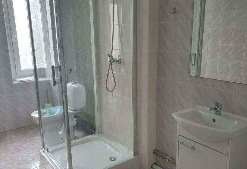 إستديو قياسى مزود بشرفة, Ow Meduza I Biala Mewa