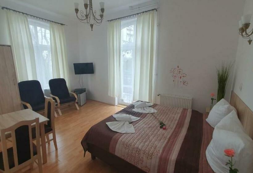 إستديو قياسى مزود بشرفة, Ow Meduza I Biala Mewa