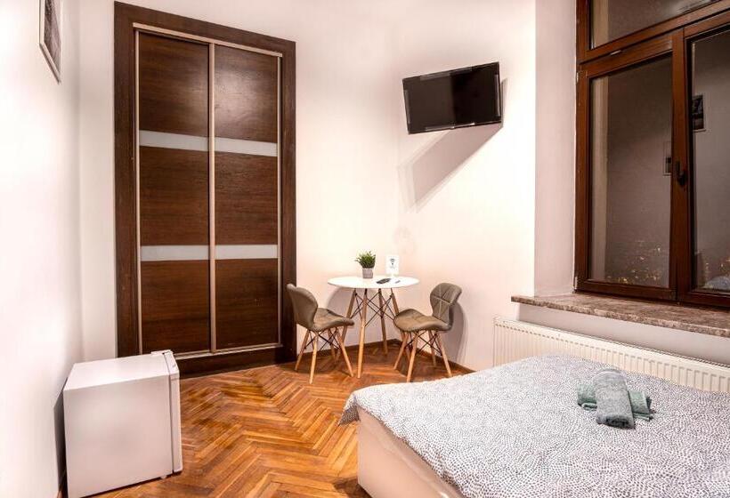 اتاق استاندارد با سرویس بهداشتی مشترک, Dream Aparts  Rewolucji 1905r