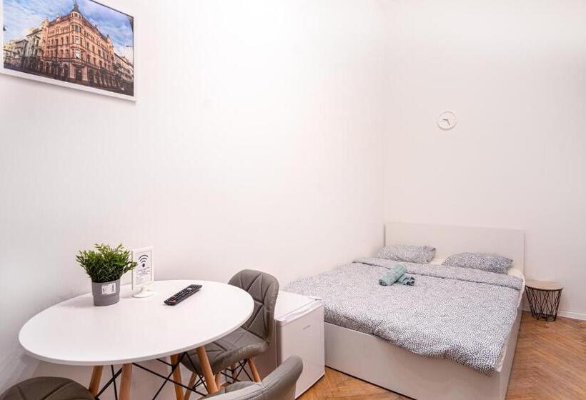 اتاق استاندارد چهارنفره با سرویس بهداشتی مشترک, Dream Aparts  Rewolucji 1905r