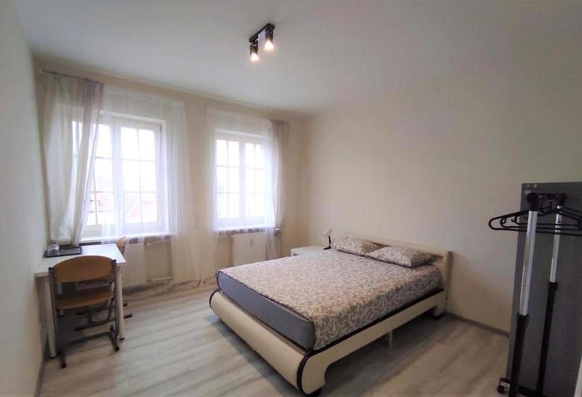 اتاق استاندارد, Rynek 9