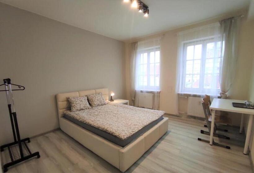 اتاق استاندارد, Rynek 9